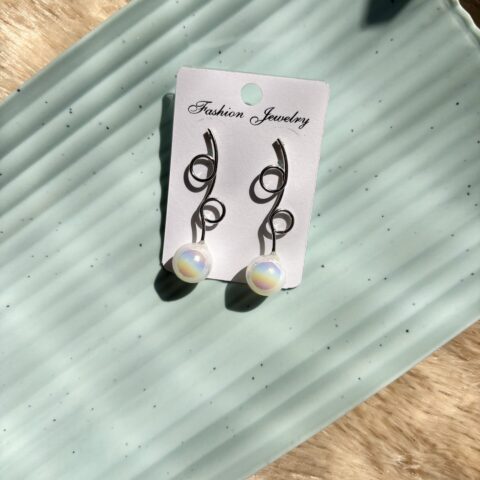 multi shiny pearl round earring
